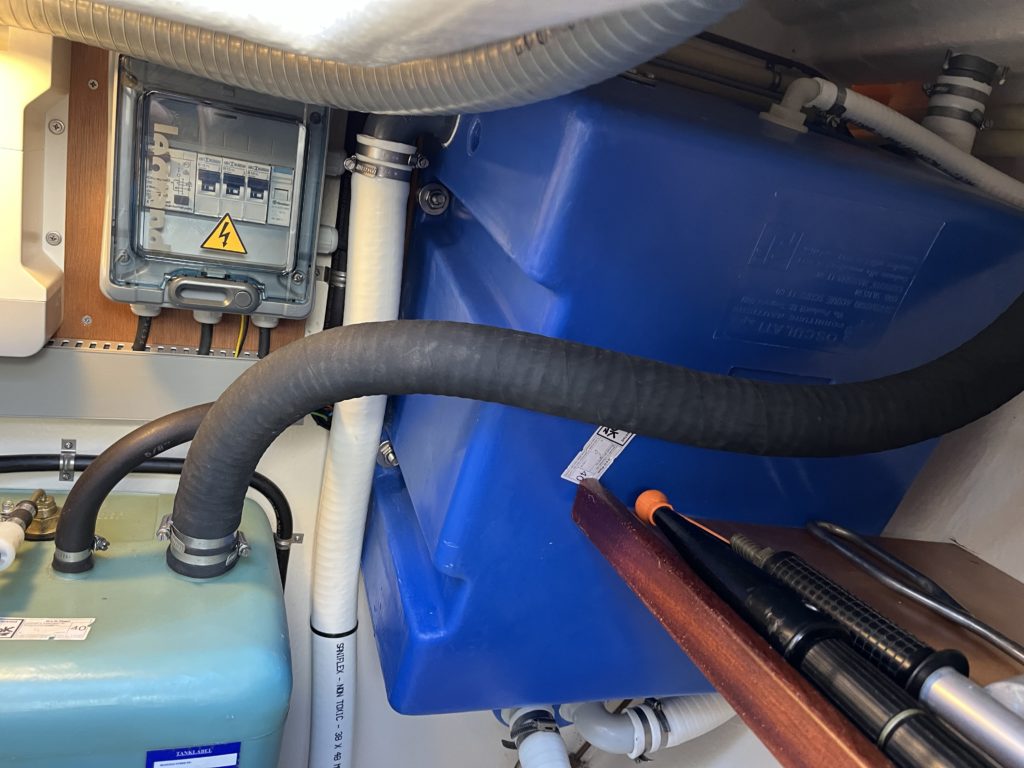 Ladegerät, Fäkalientank und Dieseltank