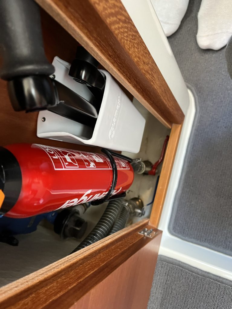 Feuerlöscher unter der Spüle